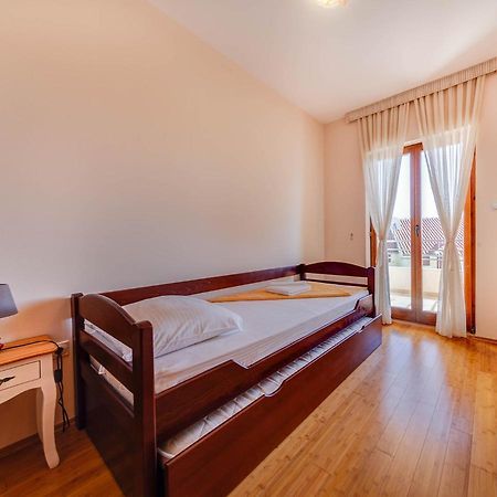 Port Adria Apartments Kamenari Extérieur photo