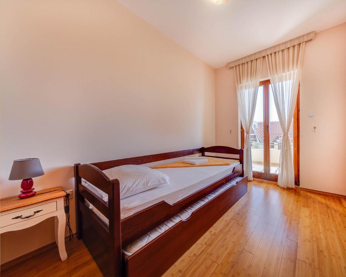 Port Adria Apartments Kamenari Extérieur photo
